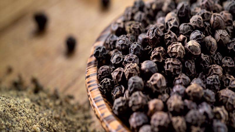 The health benefits and harms of ground black pepper, rules and methods of its use