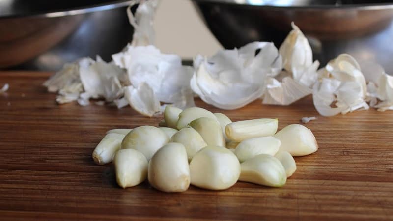 Universal free remedy - garlic peel: beneficial properties and methods of its use in different areas