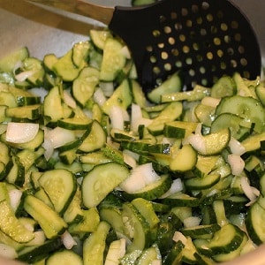 Covering cucumbers in their own juice quickly and tasty