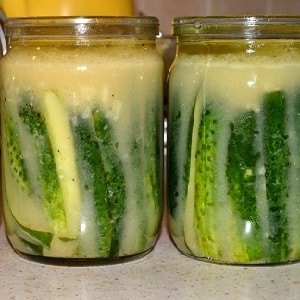 Covering cucumbers in their own juice quickly and tasty