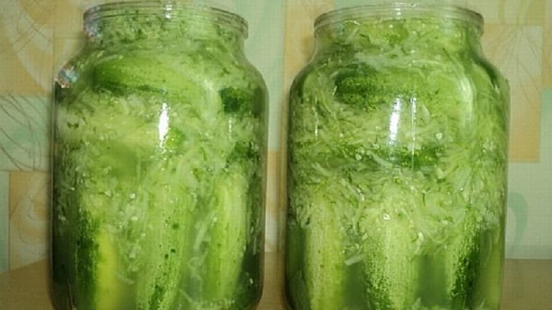 Covering cucumbers in their own juice quickly and tasty