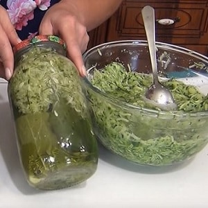 Covering cucumbers in their own juice quickly and tasty