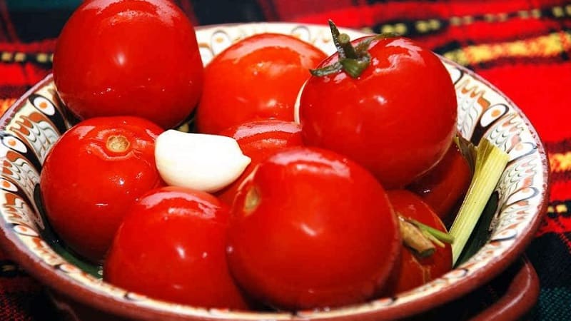 Top 10 best recipes for pickling tomatoes in a barrel, features of preparing containers and storing ready-made pickles