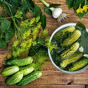 How to prepare crispy pickles in jars for the winter in a simple and tasty way