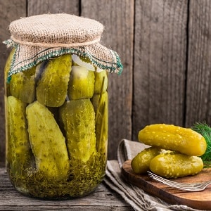 How to prepare crispy pickles in jars for the winter in a simple and tasty way