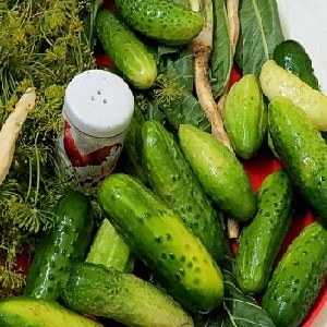 How to prepare crispy pickles in jars for the winter in a simple and tasty way