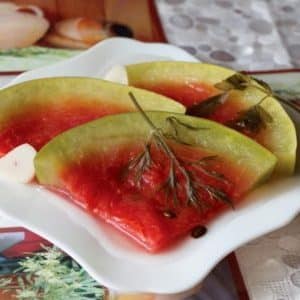 Simple and quick recipes for pickled watermelons