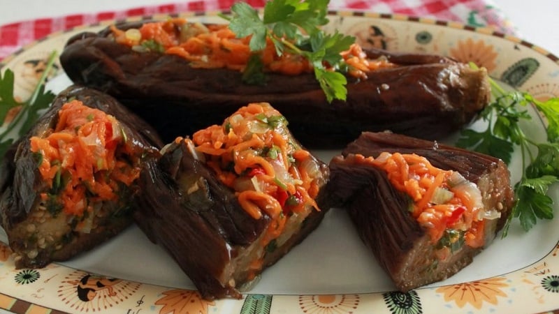 How to properly cook pickled eggplants stuffed with carrots and garlic