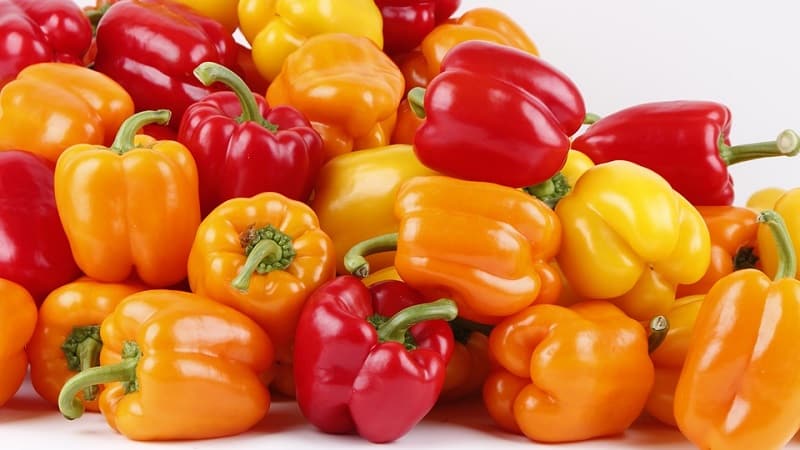 The benefits and harms of yellow bell peppers and is there a difference between the colors of the vegetable?