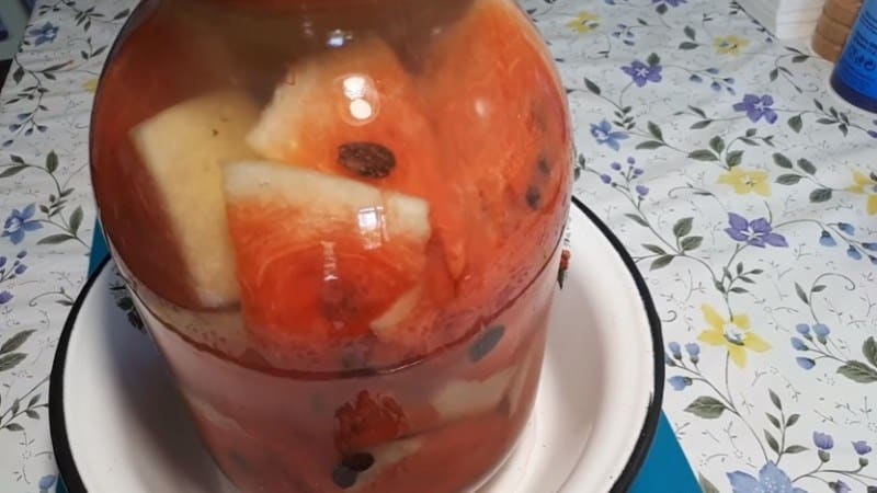 How to salt watermelons in a saucepan in pieces quickly, simply and tasty