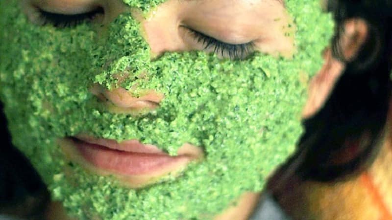 How parsley helps with puffiness under the eyes and how it can be used