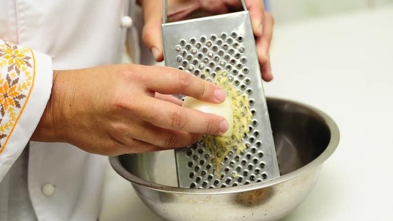 The best ways to squeeze juice out of onions without shedding a sea of ​​tears