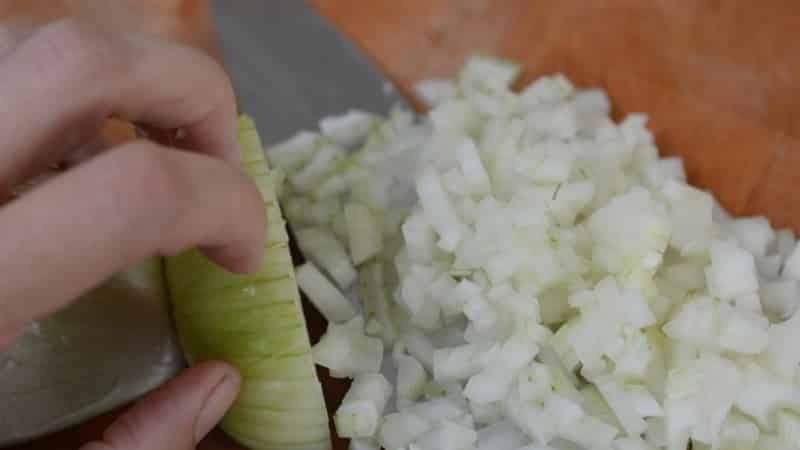 The best ways to squeeze juice out of onions without shedding a sea of ​​tears
