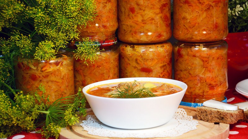 Preparing a dressing for carrot soup for the winter