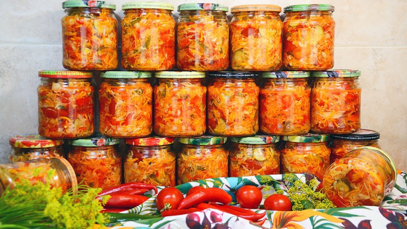 Preparing a dressing for carrot soup for the winter