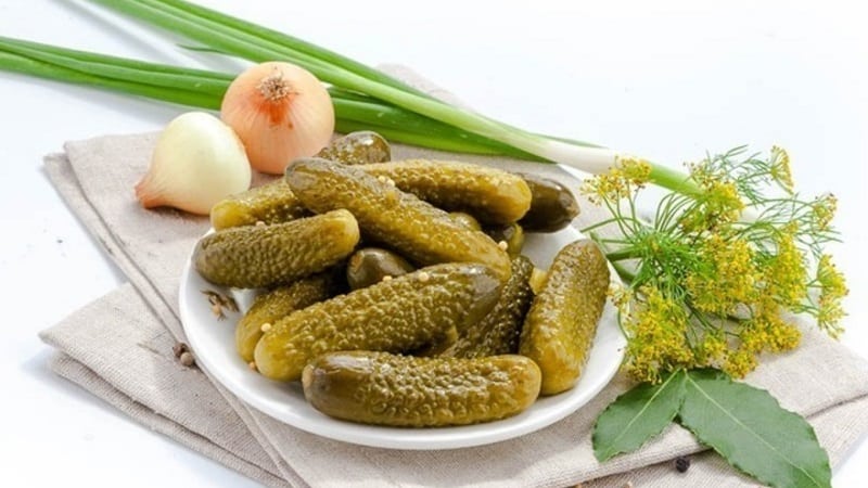 Crispy cucumbers for the winter without sterilization: pickling methods