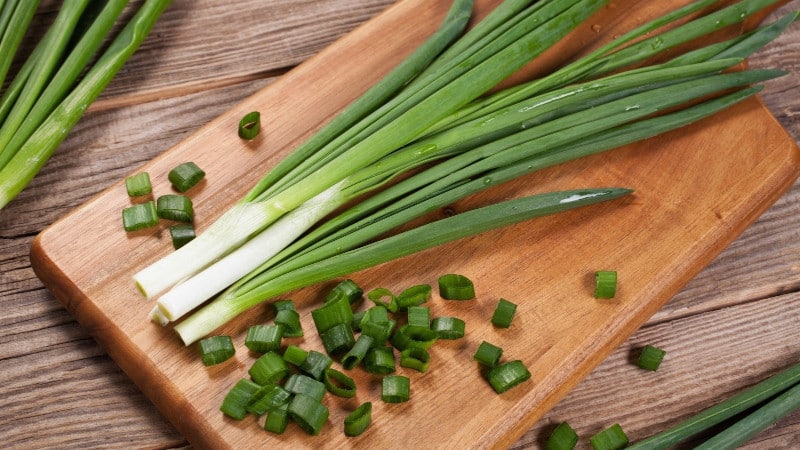 Calorie content, benefits and harms of green onions