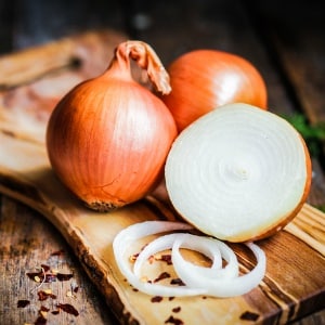Is it possible to eat onions for gout and how can they help?