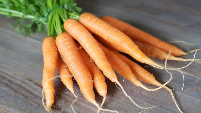 How many carrots should you eat to improve your eyesight and what vitamins are included?