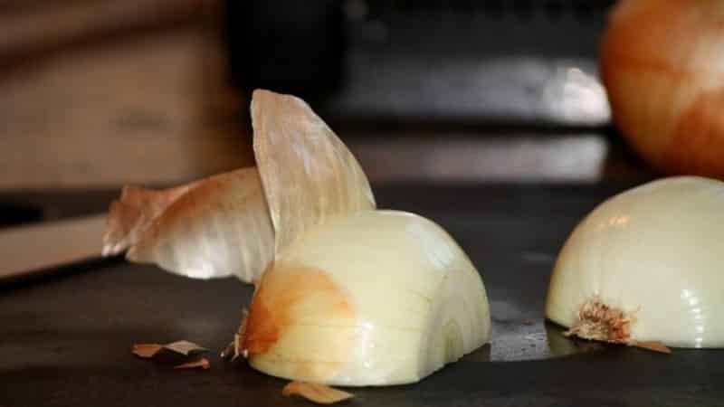 What to do with peeled onions: how to preserve them longer