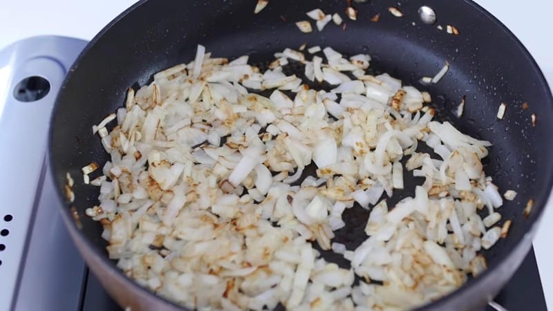 How to fry onions correctly: the best methods and delicious recipes