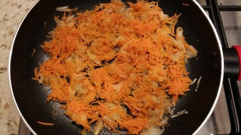 How to fry onions correctly: the best methods and delicious recipes