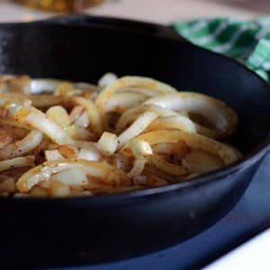 How to fry onions correctly: the best methods and delicious recipes