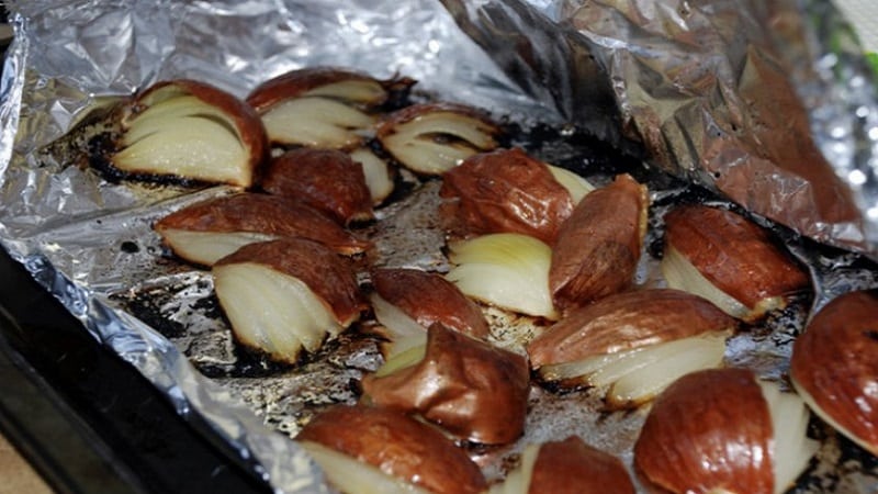 How to prepare baked onions to draw out pus and use them correctly