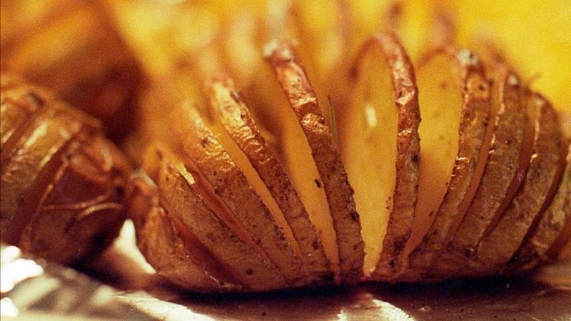 How does potato allergy manifest in children and adults?