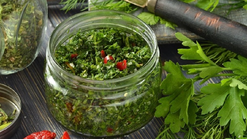 The best ways to prepare parsley for the winter in dry, frozen and canned form