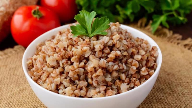How much iron is in buckwheat and how well is it absorbed?