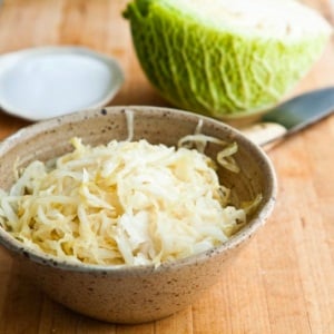 Cooking time for a delicious snack: how long does cabbage ferment at room temperature and how to determine readiness