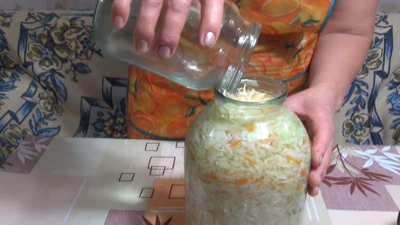 Cooking time for a delicious snack: how long does cabbage ferment at room temperature and how to determine readiness