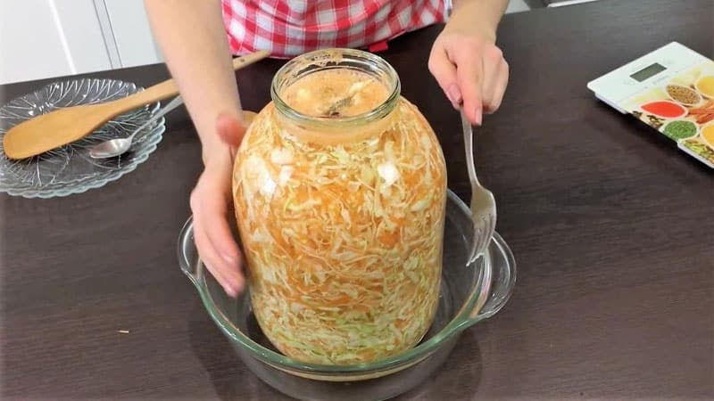 Cooking time for a delicious snack: how long does cabbage ferment at room temperature and how to determine readiness