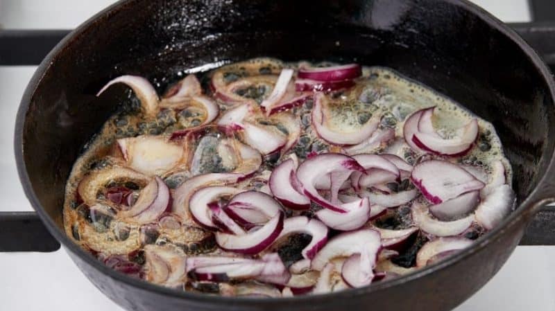 What happens if you fry red onions instead of white and is it possible to do so?