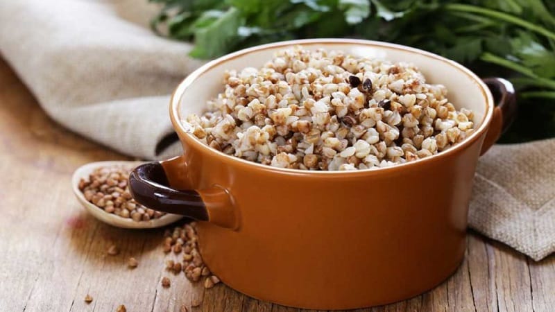 Is there fiber in buckwheat and how much is there in boiled cereal?