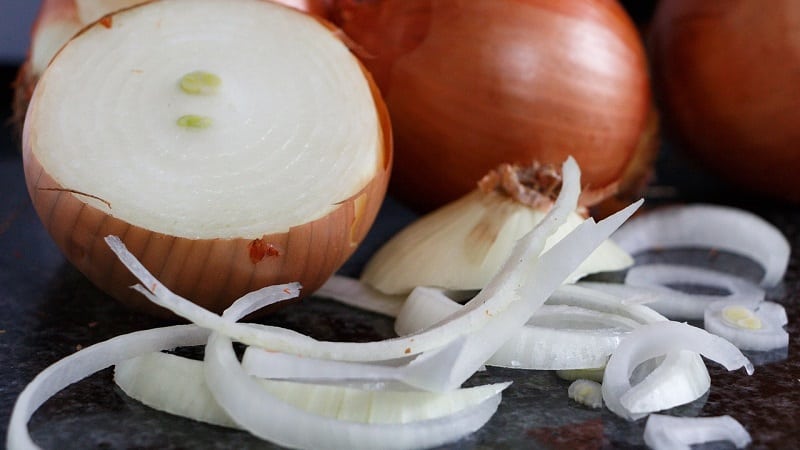 How to properly prepare and use onions with sugar for cough