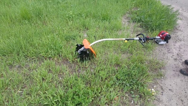 What does the trimmer attachment for weeding potatoes look like and how to use it correctly