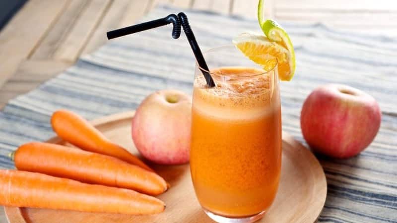 How to make juice from apples and carrots from a juicer for the winter