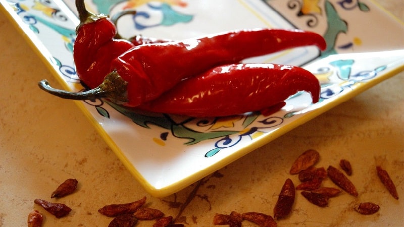 How to pickle hot peppers for the winter without sterilization: the best recipes and recommendations for closing jars