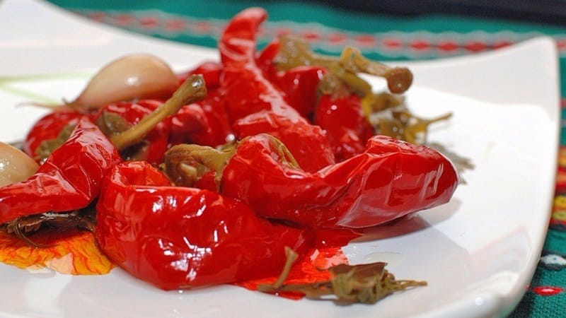 How to pickle hot peppers for the winter without sterilization: the best recipes and recommendations for closing jars
