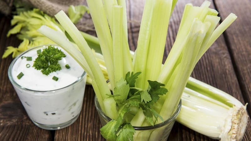 What types of celery are there and how do they differ?