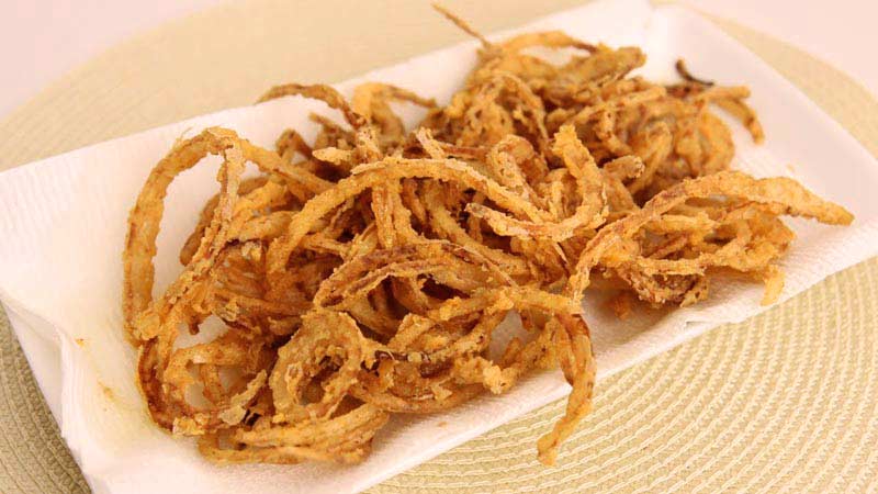 Is it possible to eat fried onions while losing weight and what is their calorie content?
