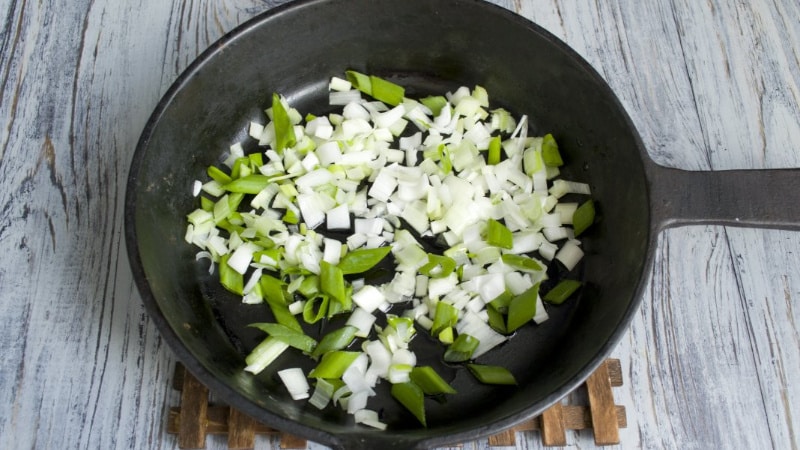 Is it possible to eat fried onions while losing weight and what is their calorie content?