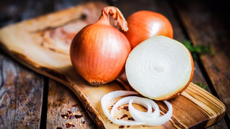 The healing properties of onions with honey: the best recipes for children's cough