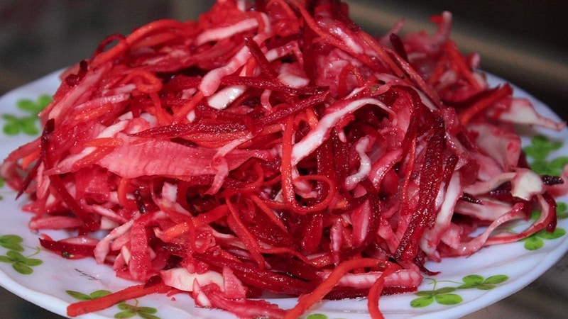 Delicious recipes for sauerkraut with beets without vinegar