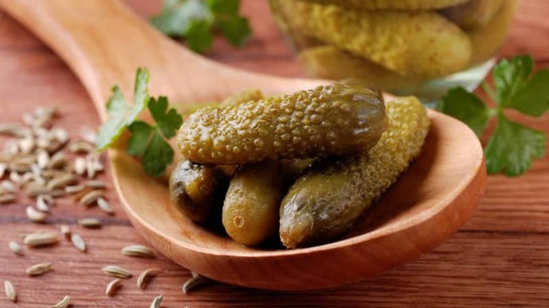 Delicious recipe for the winter: crispy pickled gherkins just like in the store in a 1 liter jar