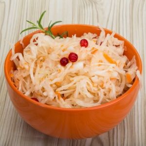 Making delicious sauerkraut with cranberries at home