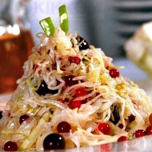 Making delicious sauerkraut with cranberries at home
