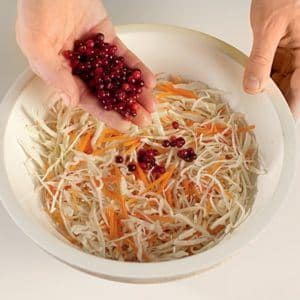 Making delicious sauerkraut with cranberries at home